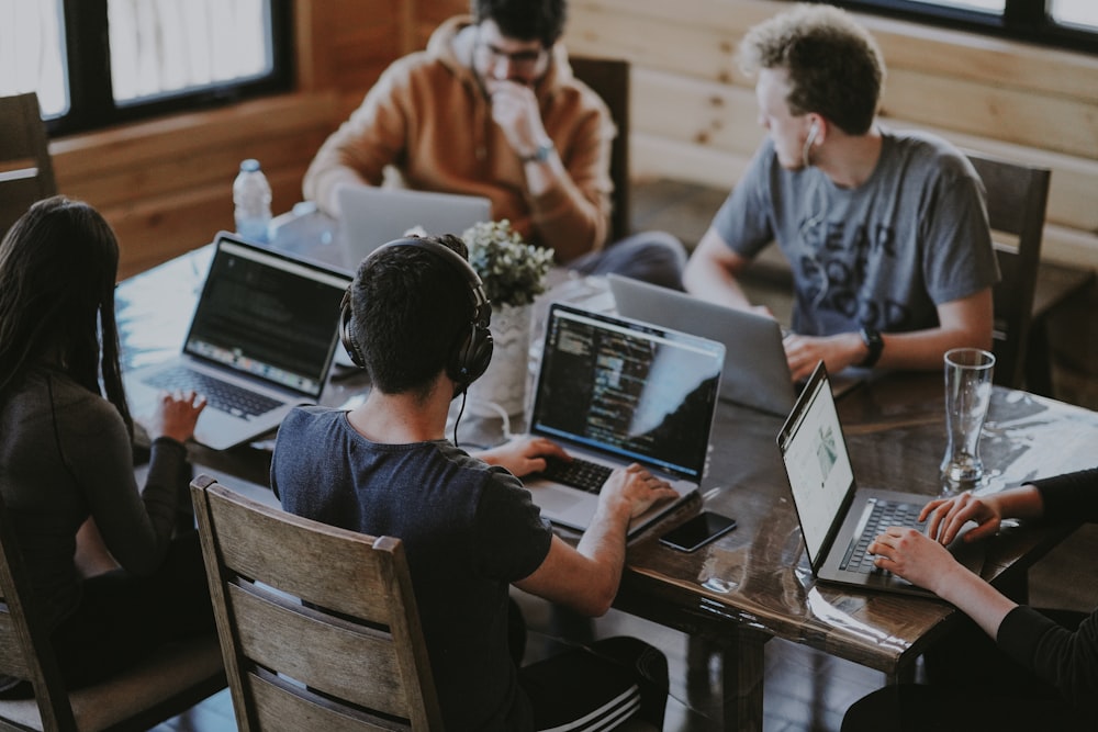 Équipe en réunion de travail